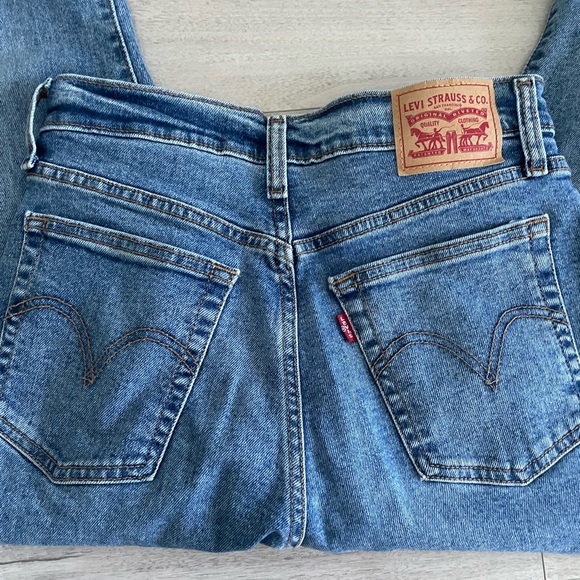 Levi’s Wedgie Straight Leg Jeans - Picture 2 of 2